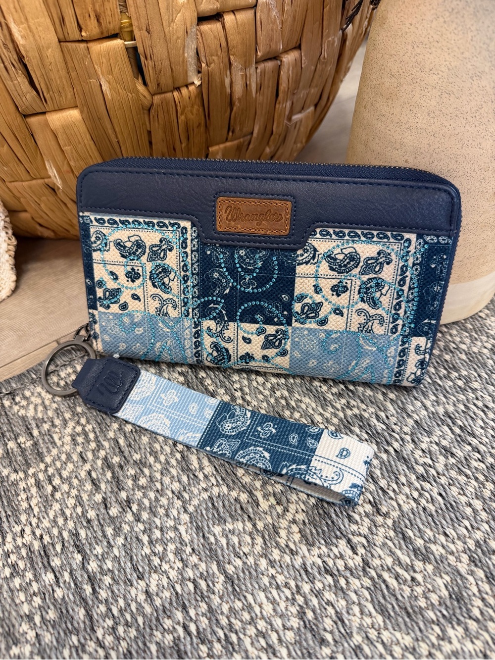 New Wrangler Women’s Patchwork Paisley Wallet Wristlet Wallet Boho Western Large - Picture 5 of 16